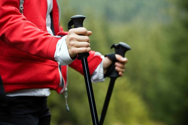 Quelle est l'efficacité de la marche avec bâtons (Nordic Walking) pour la perte de poids et la tonification?